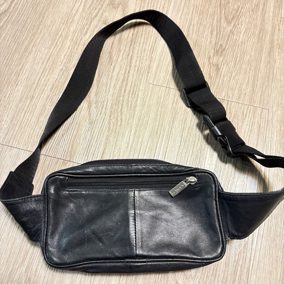 Vintage Ashlin Black Leather Crossbody Fanny Pack Women Bag - Picture 1 of 11